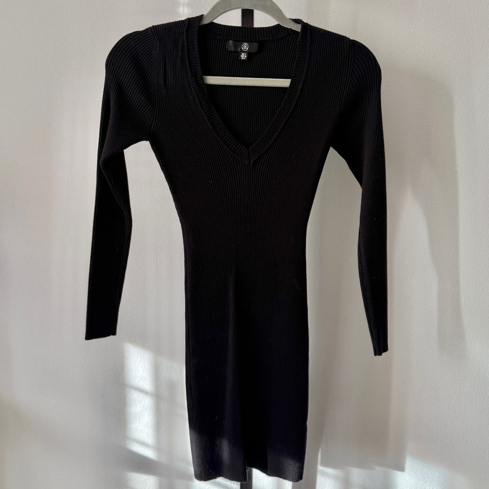 MISSGUIDED BLACK V-NECK SWEATER DRESS - Picture 2 of 4